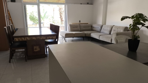 במרפסת של רחל