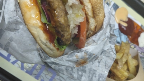 הmacom נקניקיה על הדרך